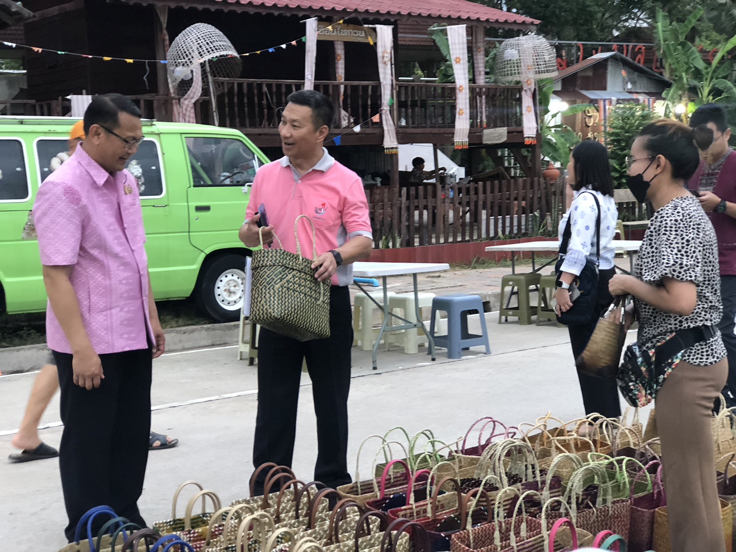 นครพนม คึกคักตลาดถนนคนเดินสวรรค์ชายโขง หมู่บ้านวัฒนธรรม 9 ชนเผ่า 2 เชื้อชาติ สีสันบรรยากาศการท่องเที่ยวริมฝั่งแม่น้ำโขง