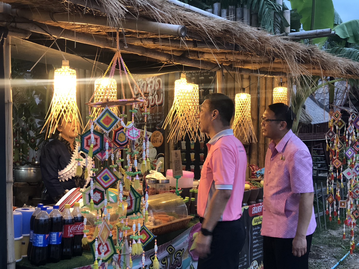 นครพนม คึกคักตลาดถนนคนเดินสวรรค์ชายโขง หมู่บ้านวัฒนธรรม 9 ชนเผ่า 2 เชื้อชาติ สีสันบรรยากาศการท่องเที่ยวริมฝั่งแม่น้ำโขง