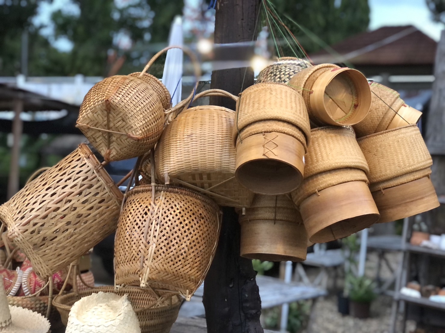นครพนม คึกคักตลาดถนนคนเดินสวรรค์ชายโขง หมู่บ้านวัฒนธรรม 9 ชนเผ่า 2 เชื้อชาติ สีสันบรรยากาศการท่องเที่ยวริมฝั่งแม่น้ำโขง