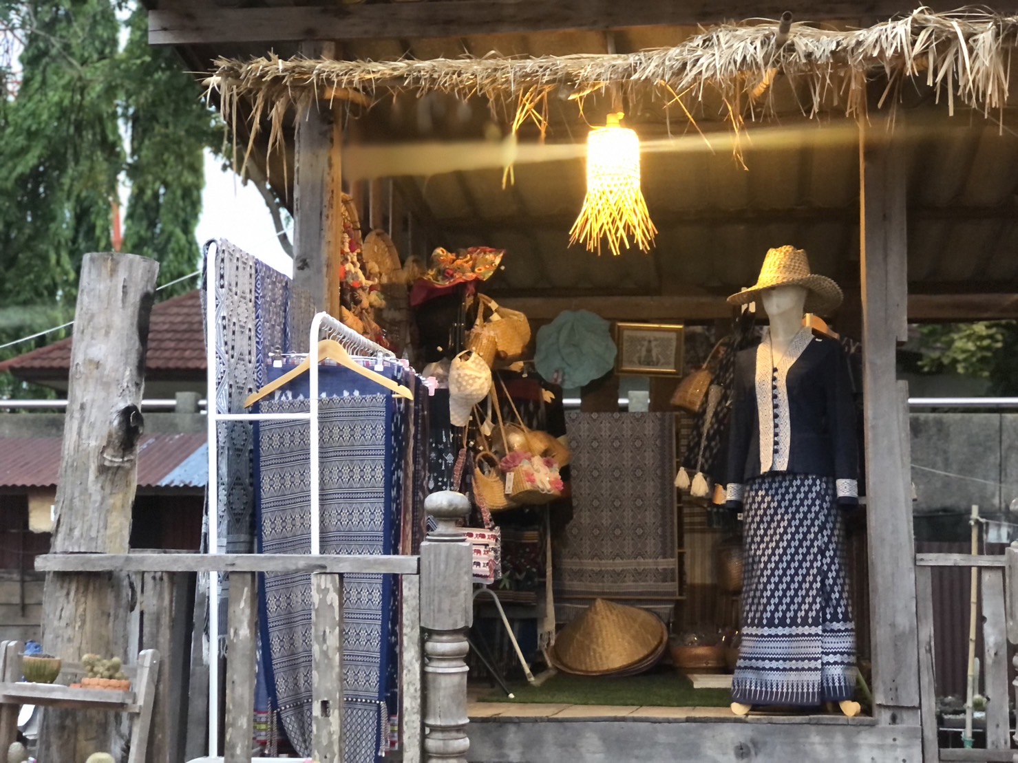 นครพนม คึกคักตลาดถนนคนเดินสวรรค์ชายโขง หมู่บ้านวัฒนธรรม 9 ชนเผ่า 2 เชื้อชาติ สีสันบรรยากาศการท่องเที่ยวริมฝั่งแม่น้ำโขง