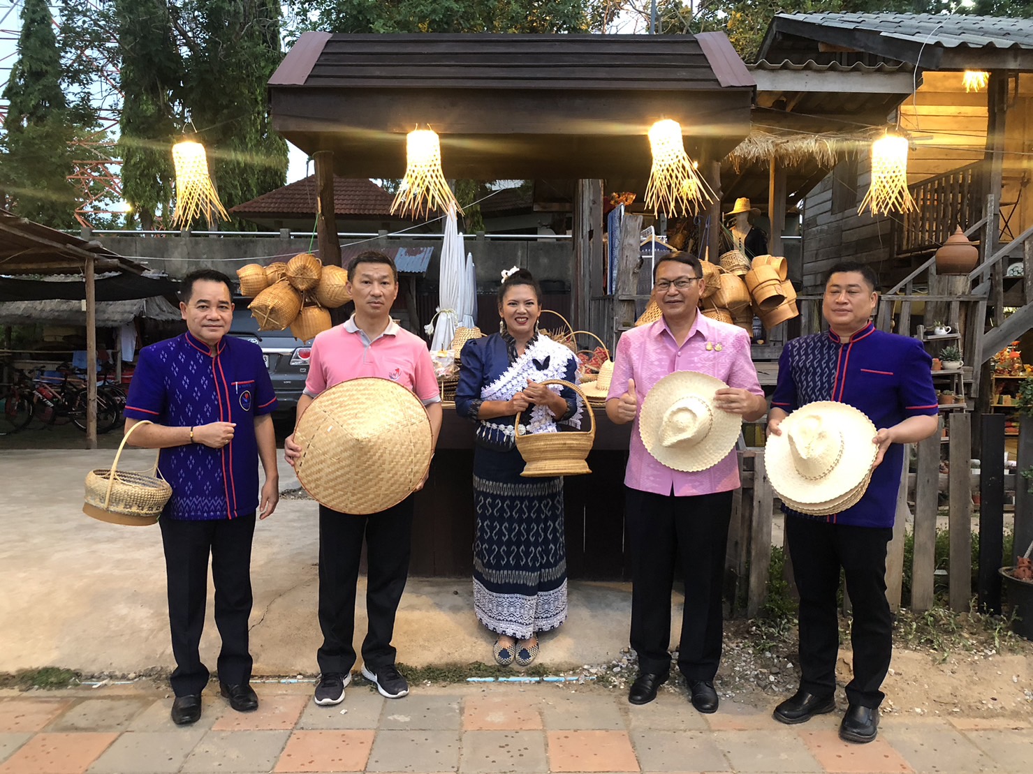 นครพนม คึกคักตลาดถนนคนเดินสวรรค์ชายโขง หมู่บ้านวัฒนธรรม 9 ชนเผ่า 2 เชื้อชาติ สีสันบรรยากาศการท่องเที่ยวริมฝั่งแม่น้ำโขง