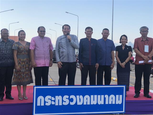 นครพนม   คึกคักตลาดถนนคนเดินสวรรค์ชายโขง หมู่บ้านวัฒนธรรม 9 ชนเผ่า 2 เชื้อชาติ สีสันบรรยากาศการท่องเที่ยวริมฝั่งแม่น้ำโขง