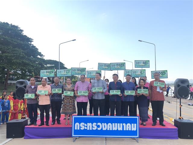 นครพนม   คึกคักตลาดถนนคนเดินสวรรค์ชายโขง หมู่บ้านวัฒนธรรม 9 ชนเผ่า 2 เชื้อชาติ สีสันบรรยากาศการท่องเที่ยวริมฝั่งแม่น้ำโขง