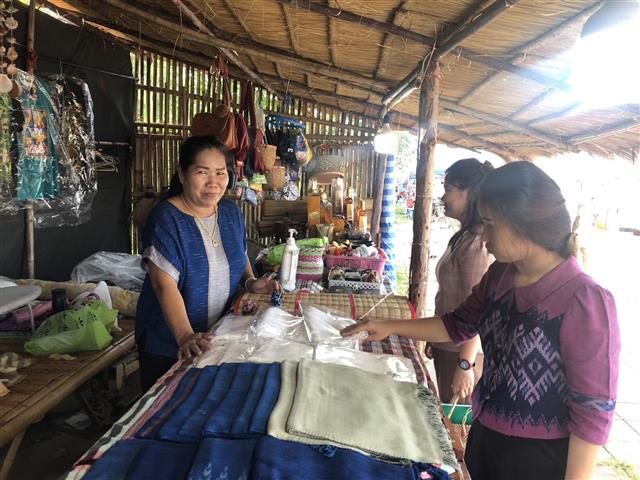 นครพนม   คึกคักตลาดถนนคนเดินสวรรค์ชายโขง หมู่บ้านวัฒนธรรม 9 ชนเผ่า 2 เชื้อชาติ สีสันบรรยากาศการท่องเที่ยวริมฝั่งแม่น้ำโขง