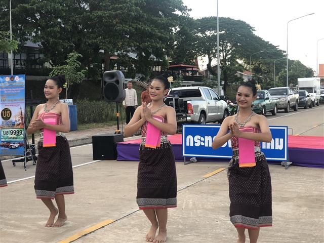 นครพนม   คึกคักตลาดถนนคนเดินสวรรค์ชายโขง หมู่บ้านวัฒนธรรม 9 ชนเผ่า 2 เชื้อชาติ สีสันบรรยากาศการท่องเที่ยวริมฝั่งแม่น้ำโขง