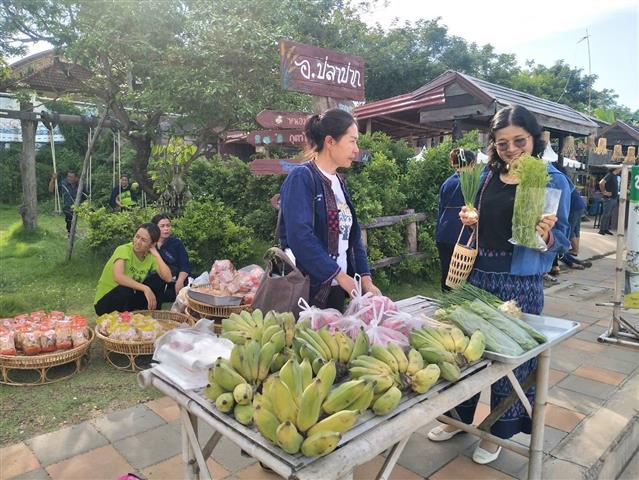 นครพนม   คึกคักตลาดถนนคนเดินสวรรค์ชายโขง หมู่บ้านวัฒนธรรม 9 ชนเผ่า 2 เชื้อชาติ สีสันบรรยากาศการท่องเที่ยวริมฝั่งแม่น้ำโขง