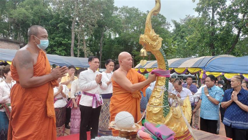 พช.นครพนม ร่วมพิธีทอดผ้าป่าสามัคคีและยกช่อฟ้าอุโบสถ วัดป่าธรรมาราม อำเภอนาทม