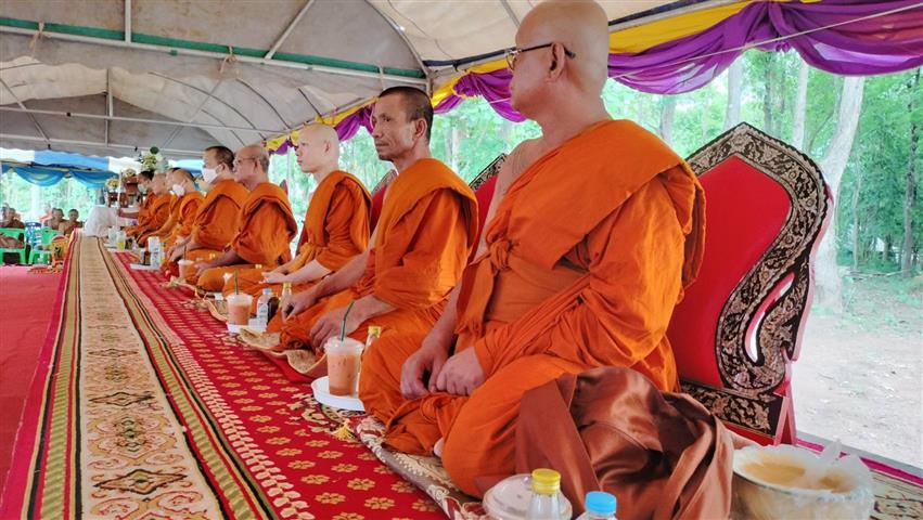 พช.นครพนม ร่วมพิธีทอดผ้าป่าสามัคคีและยกช่อฟ้าอุโบสถ วัดป่าธรรมาราม อำเภอนาทม