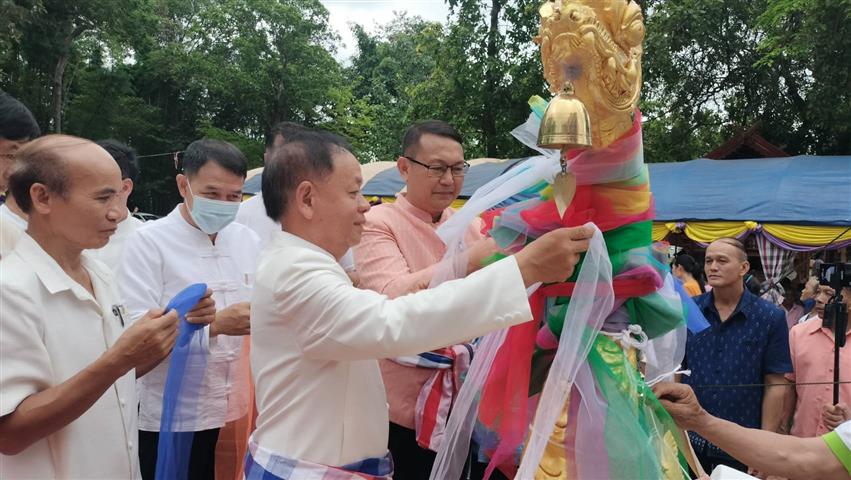 พช.นครพนม ร่วมพิธีทอดผ้าป่าสามัคคีและยกช่อฟ้าอุโบสถ วัดป่าธรรมาราม อำเภอนาทม