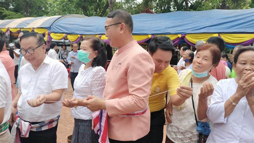 พช.นครพนม ร่วมพิธีทอดผ้าป่าสามัคคีและยกช่อฟ้าอุโบสถ วัดป่าธรรมาราม อำเภอนาทม