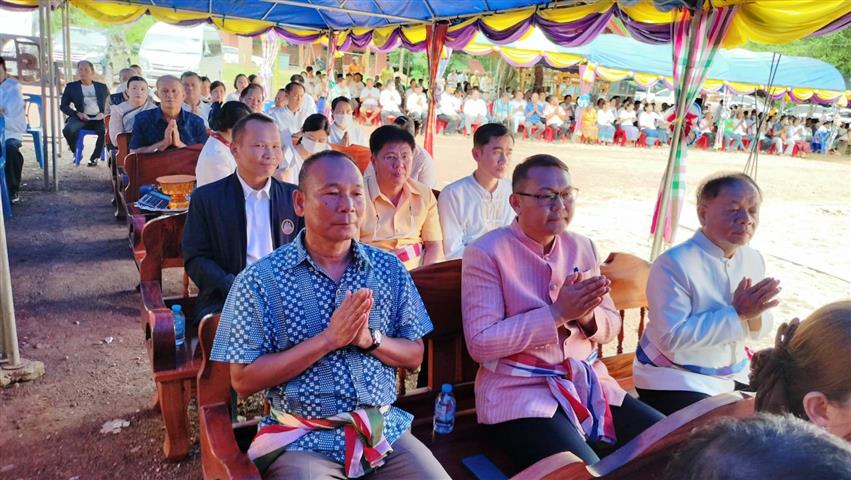 พช.นครพนม ร่วมพิธีทอดผ้าป่าสามัคคีและยกช่อฟ้าอุโบสถ วัดป่าธรรมาราม อำเภอนาทม