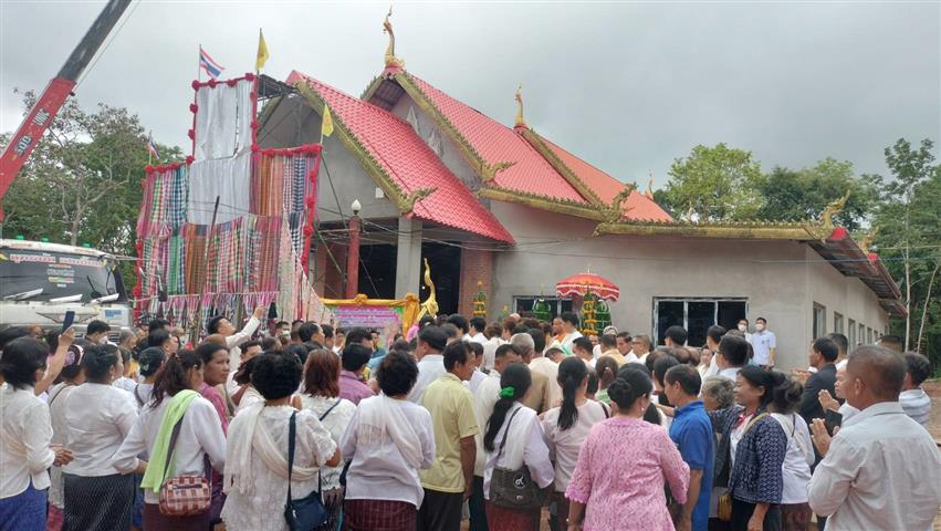 พช.นครพนม ร่วมพิธีทอดผ้าป่าสามัคคีและยกช่อฟ้าอุโบสถ วัดป่าธรรมาราม อำเภอนาทม