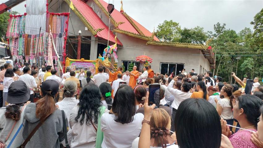 พช.นครพนม ร่วมพิธีทอดผ้าป่าสามัคคีและยกช่อฟ้าอุโบสถ วัดป่าธรรมาราม อำเภอนาทม