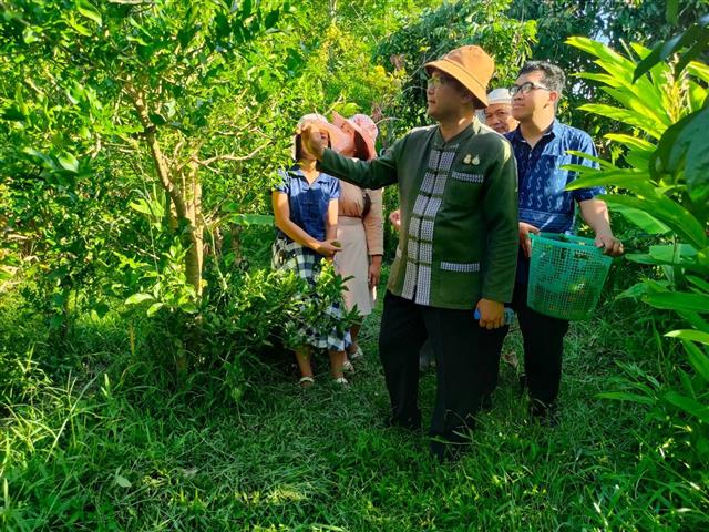 พช.นครพนม  เยี่ยมชมความสำเร็จแปลง”โคก หนอง นา” พื้นที่อำเภอโพนสวรรค์