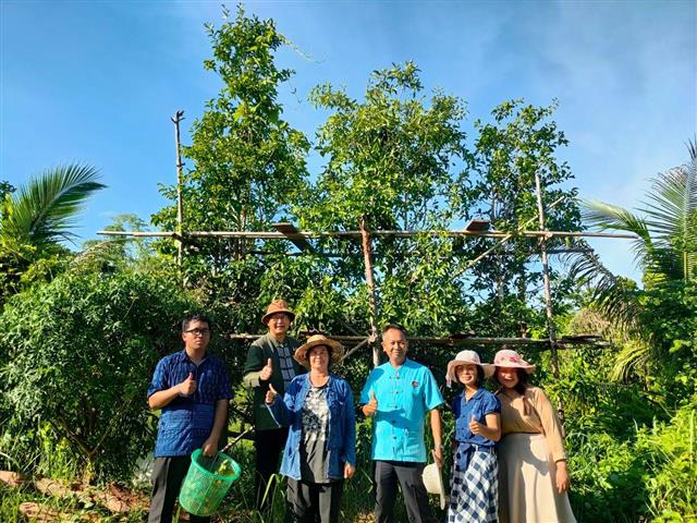 พช.นครพนม  เยี่ยมชมความสำเร็จแปลง”โคก หนอง นา” พื้นที่อำเภอโพนสวรรค์
