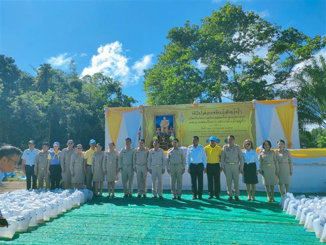 จ.นครพนม ปล่อยปลา ปลูกต้นไม้ เฉลิมพระเกียรติ ถวายเป็นพระราชกุศลวันเฉลิมพระชนมพรรษา พระบาทสมเด็จพระเจ้าอยู่หัว