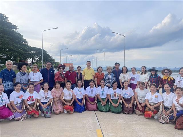 นครพนม   คึกคักตลาดถนนคนเดินสวรรค์ชายโขง หมู่บ้านวัฒนธรรม 9 ชนเผ่า 2 เชื้อชาติ สีสันบรรยากาศการท่องเที่ยวริมฝั่งแม่น้ำโขง