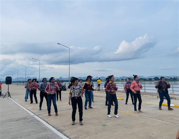 นครพนม   คึกคักตลาดถนนคนเดินสวรรค์ชายโขง หมู่บ้านวัฒนธรรม 9 ชนเผ่า 2 เชื้อชาติ สีสันบรรยากาศการท่องเที่ยวริมฝั่งแม่น้ำโขง