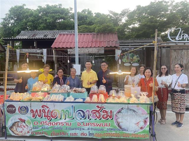 นครพนม   คึกคักตลาดถนนคนเดินสวรรค์ชายโขง หมู่บ้านวัฒนธรรม 9 ชนเผ่า 2 เชื้อชาติ สีสันบรรยากาศการท่องเที่ยวริมฝั่งแม่น้ำโขง