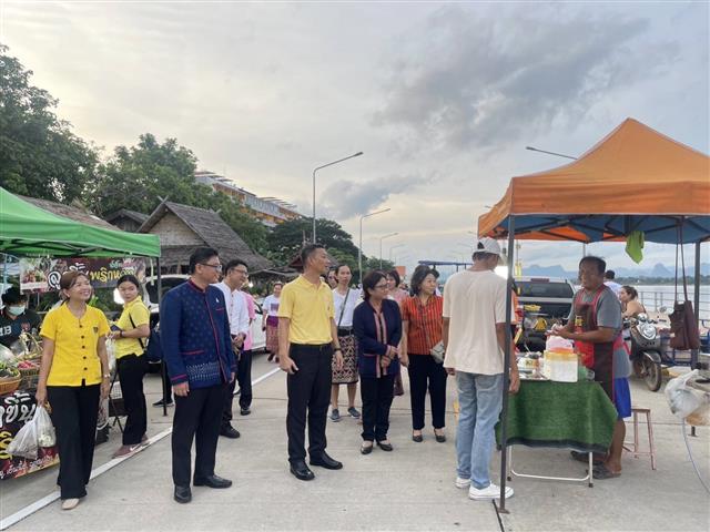 นครพนม   คึกคักตลาดถนนคนเดินสวรรค์ชายโขง หมู่บ้านวัฒนธรรม 9 ชนเผ่า 2 เชื้อชาติ สีสันบรรยากาศการท่องเที่ยวริมฝั่งแม่น้ำโขง