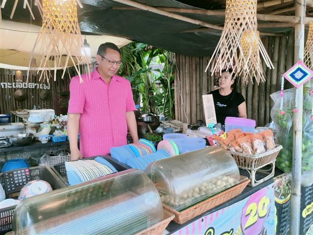 นครพนม   คึกคักตลาดถนนคนเดินสวรรค์ชายโขง หมู่บ้านวัฒนธรรม 9 ชนเผ่า 2 เชื้อชาติ สีสันบรรยากาศการท่องเที่ยวริมฝั่งแม่น้ำโขง
