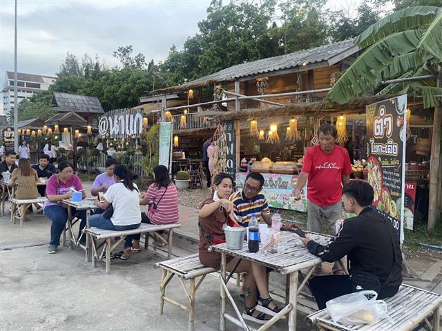 นครพนม   คึกคักตลาดถนนคนเดินสวรรค์ชายโขง หมู่บ้านวัฒนธรรม 9 ชนเผ่า 2 เชื้อชาติ สีสันบรรยากาศการท่องเที่ยวริมฝั่งแม่น้ำโขง