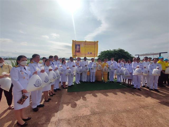 พช.นครพนม ร่วมทำบุญตักบาตรและปล่อยพันธุ์สัตว์น้ำถวายพระราชกุศลเป็นพระบาทสมเด็จพระเจ้าอยู่หัว เนื่องในโอกาสวันเฉลิมพระชนมพรรษา 28 กรกฎาคม 2566