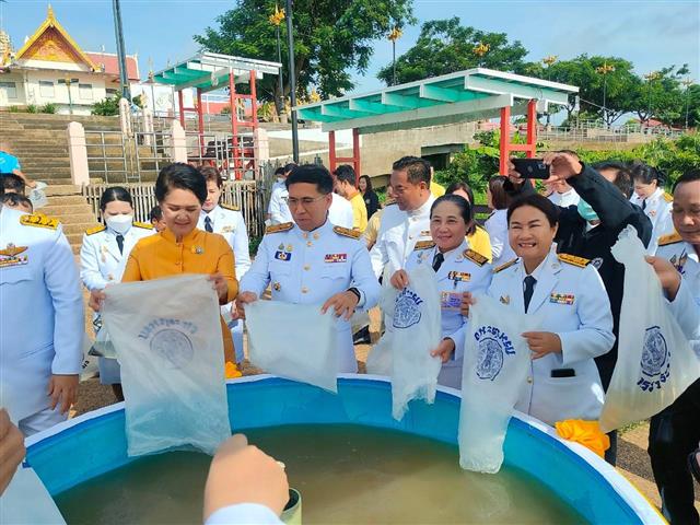 พช.นครพนม ร่วมทำบุญตักบาตรและปล่อยพันธุ์สัตว์น้ำถวายพระราชกุศลเป็นพระบาทสมเด็จพระเจ้าอยู่หัว เนื่องในโอกาสวันเฉลิมพระชนมพรรษา 28 กรกฎาคม 2566