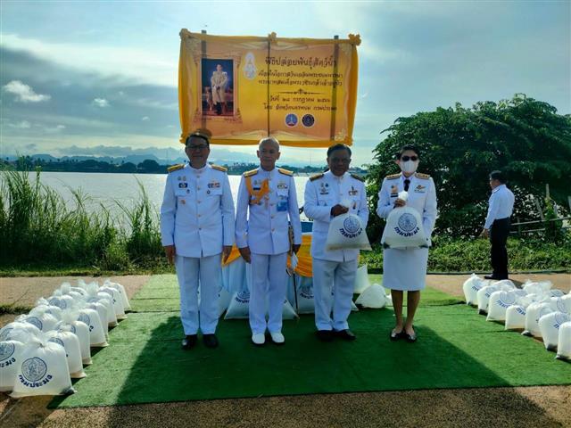 พช.นครพนม ร่วมทำบุญตักบาตรและปล่อยพันธุ์สัตว์น้ำถวายพระราชกุศลเป็นพระบาทสมเด็จพระเจ้าอยู่หัว เนื่องในโอกาสวันเฉลิมพระชนมพรรษา 28 กรกฎาคม 2566