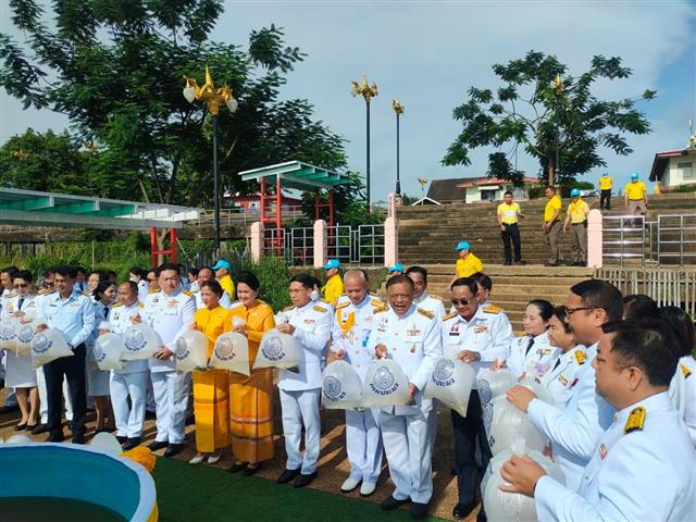 พช.นครพนม ร่วมทำบุญตักบาตรและปล่อยพันธุ์สัตว์น้ำถวายพระราชกุศลเป็นพระบาทสมเด็จพระเจ้าอยู่หัว เนื่องในโอกาสวันเฉลิมพระชนมพรรษา 28 กรกฎาคม 2566