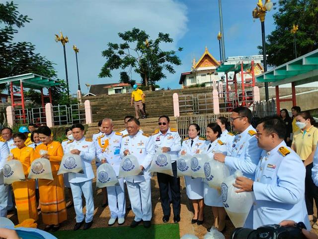 พช.นครพนม ร่วมทำบุญตักบาตรและปล่อยพันธุ์สัตว์น้ำถวายพระราชกุศลเป็นพระบาทสมเด็จพระเจ้าอยู่หัว เนื่องในโอกาสวันเฉลิมพระชนมพรรษา 28 กรกฎาคม 2566