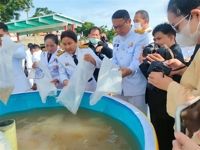 พช.นครพนม ร่วมทำบุญตักบาตรและปล่อยพันธุ์สัตว์น้ำถวายพระราชกุศลเป็นพระบาทสมเด็จพระเจ้าอยู่หัว เนื่องในโอกาสวันเฉลิมพระชนมพรรษา 28 กรกฎาคม 2566