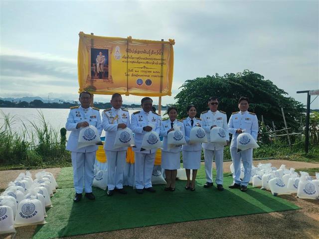 พช.นครพนม ร่วมทำบุญตักบาตรและปล่อยพันธุ์สัตว์น้ำถวายพระราชกุศลเป็นพระบาทสมเด็จพระเจ้าอยู่หัว เนื่องในโอกาสวันเฉลิมพระชนมพรรษา 28 กรกฎาคม 2566