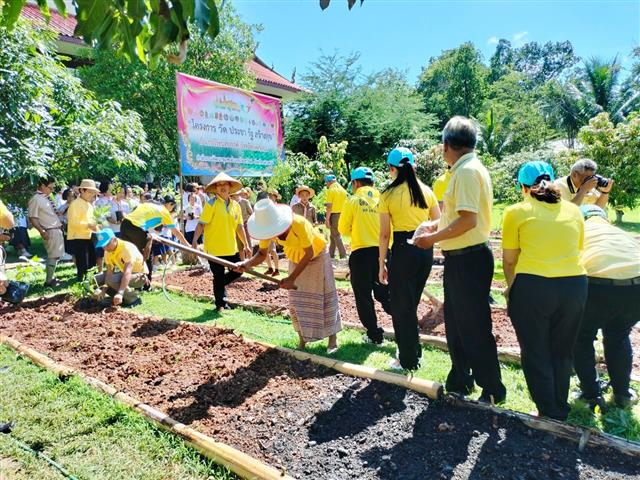 จังหวัดนครพนม พร้อมใจกันจัดกิจกรรมเฉลิมพระเกียรติพระบาทสมเด็จพระปรเมนทรรามาธิบดีศรีสินทร มหาวชิราลงกรณ พระวชิรเกล้าเจ้าอยู่หัว เนื่องในโอกาสวันเฉลิมพระชนมพรรษา 28 กรกฎาคม 2566  “จิตอาสาพัฒนาชุมชน เอามื้อสามัคคี ทำความดีถวายในหลวง”