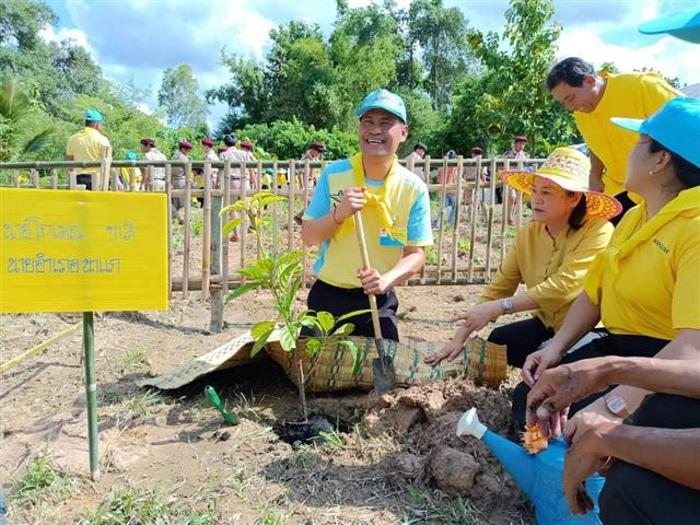 จังหวัดนครพนม พร้อมใจกันจัดกิจกรรมเฉลิมพระเกียรติพระบาทสมเด็จพระปรเมนทรรามาธิบดีศรีสินทร มหาวชิราลงกรณ พระวชิรเกล้าเจ้าอยู่หัว เนื่องในโอกาสวันเฉลิมพระชนมพรรษา 28 กรกฎาคม 2566  “จิตอาสาพัฒนาชุมชน เอามื้อสามัคคี ทำความดีถวายในหลวง”