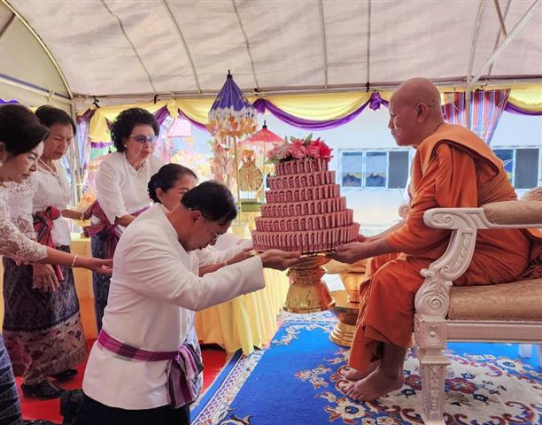 พช.นครพนม ร่วมพิธีทอดผ้าป่าสามัคคีและยกช่อฟ้าอุโบสถ วัดป่าธรรมาราม อำเภอนาทม