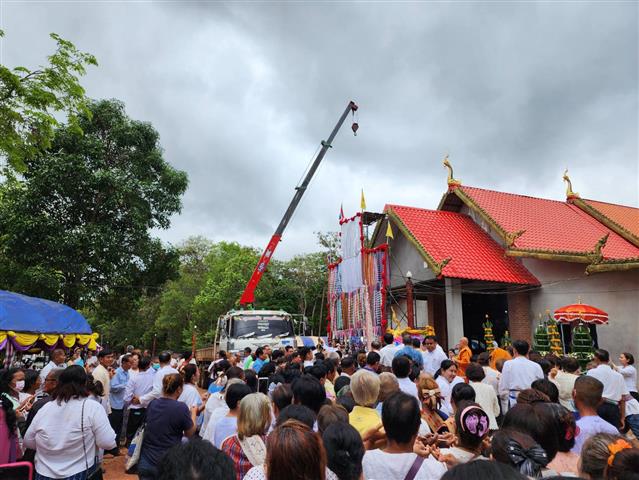 พช.นครพนม ร่วมพิธีทอดผ้าป่าสามัคคีและยกช่อฟ้าอุโบสถ วัดป่าธรรมาราม อำเภอนาทม