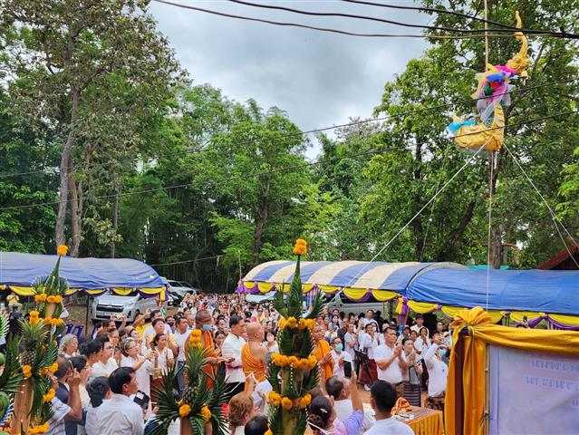 พช.นครพนม ร่วมพิธีทอดผ้าป่าสามัคคีและยกช่อฟ้าอุโบสถ วัดป่าธรรมาราม อำเภอนาทม