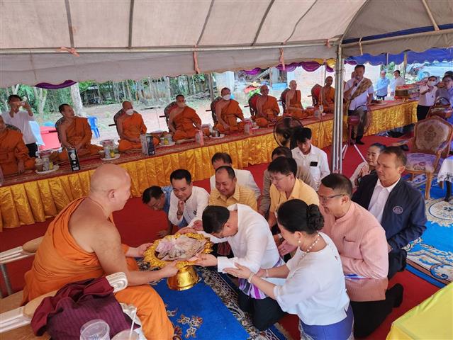 พช.นครพนม ร่วมพิธีทอดผ้าป่าสามัคคีและยกช่อฟ้าอุโบสถ วัดป่าธรรมาราม อำเภอนาทม