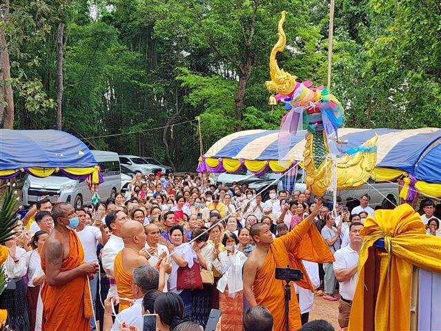 พช.นครพนม ร่วมพิธีทอดผ้าป่าสามัคคีและยกช่อฟ้าอุโบสถ วัดป่าธรรมาราม อำเภอนาทม