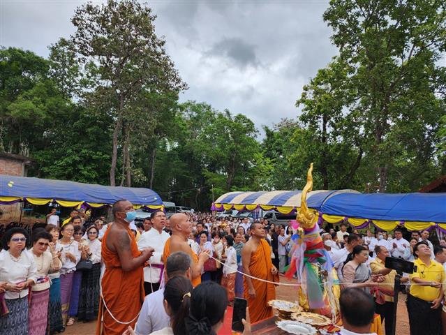 พช.นครพนม ร่วมพิธีทอดผ้าป่าสามัคคีและยกช่อฟ้าอุโบสถ วัดป่าธรรมาราม อำเภอนาทม