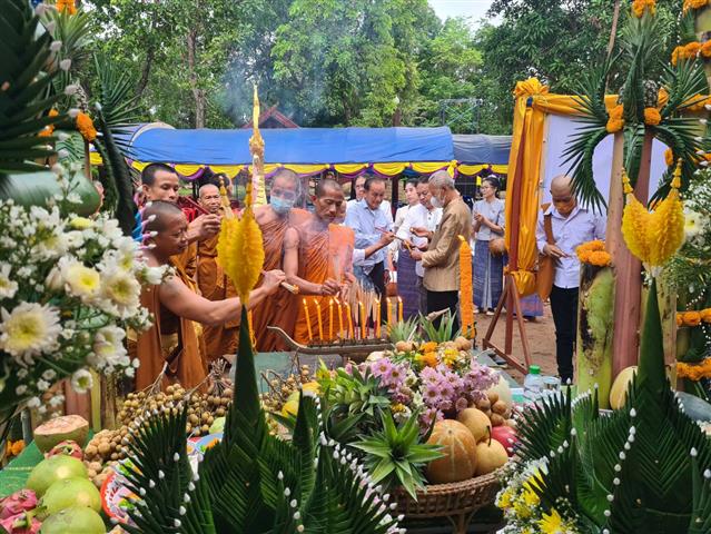 พช.นครพนม ร่วมพิธีทอดผ้าป่าสามัคคีและยกช่อฟ้าอุโบสถ วัดป่าธรรมาราม อำเภอนาทม
