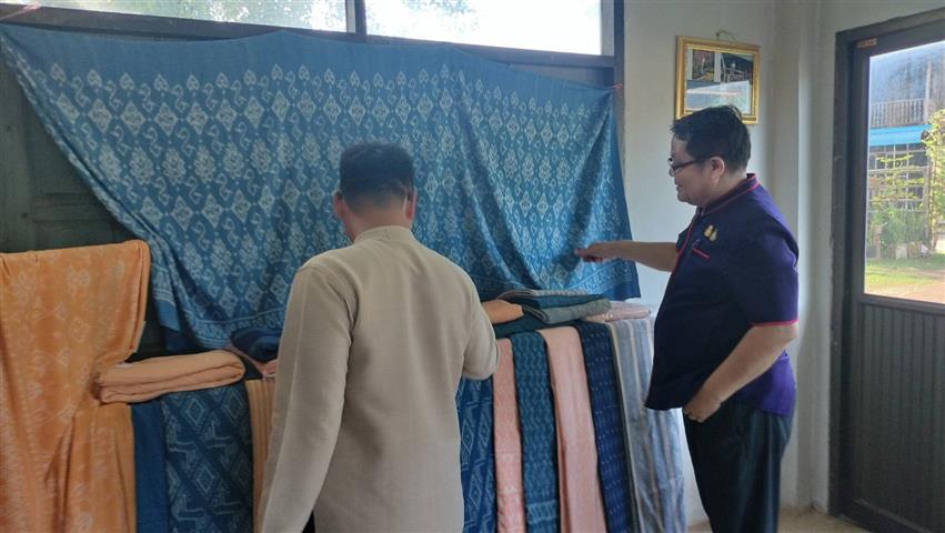 นครพนม รองพ่อเมืองนำทีมเยี่ยมชมและติดตามการพัฒนาภูมิปัญญาผ้าไทยของกลุ่มนาหว้าโมเดล และการทอผ้าส่งสมัครประกวดผ้าลายพระราชทาน “ผ้าลายดอกรักราชกัญญา”