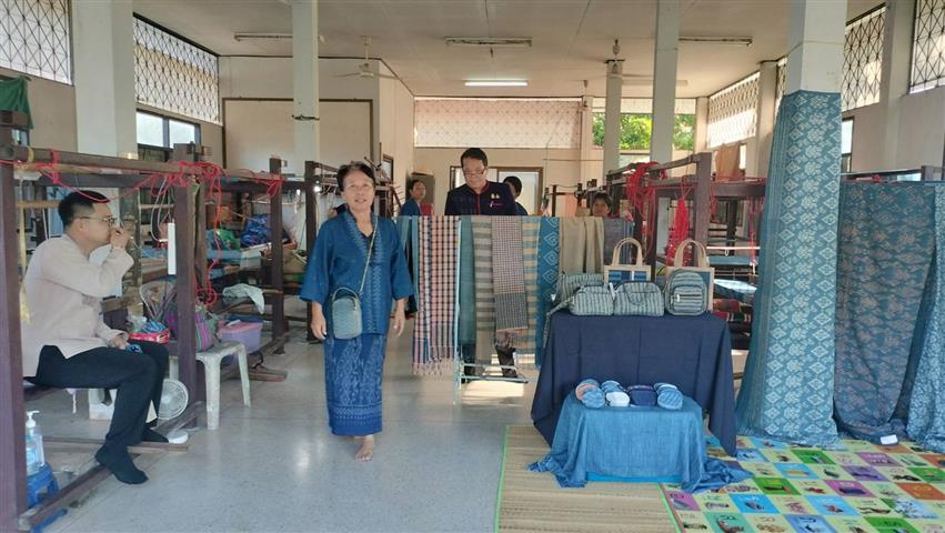 นครพนม รองพ่อเมืองนำทีมเยี่ยมชมและติดตามการพัฒนาภูมิปัญญาผ้าไทยของกลุ่มนาหว้าโมเดล และการทอผ้าส่งสมัครประกวดผ้าลายพระราชทาน “ผ้าลายดอกรักราชกัญญา”