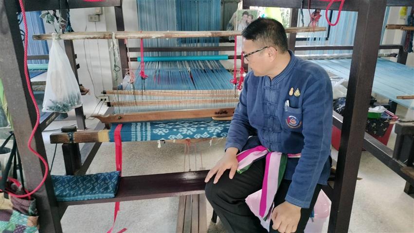 นครพนม รองพ่อเมืองนำทีมเยี่ยมชมและติดตามการพัฒนาภูมิปัญญาผ้าไทยของกลุ่มนาหว้าโมเดล และการทอผ้าส่งสมัครประกวดผ้าลายพระราชทาน “ผ้าลายดอกรักราชกัญญา”