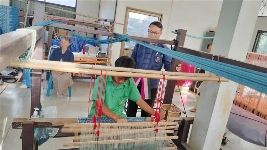 นครพนม รองพ่อเมืองนำทีมเยี่ยมชมและติดตามการพัฒนาภูมิปัญญาผ้าไทยของกลุ่มนาหว้าโมเดล และการทอผ้าส่งสมัครประกวดผ้าลายพระราชทาน “ผ้าลายดอกรักราชกัญญา”