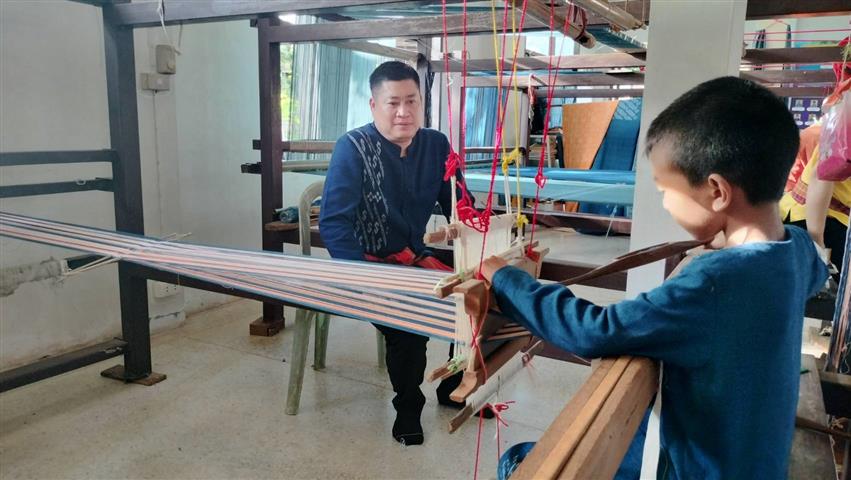 นครพนม รองพ่อเมืองนำทีมเยี่ยมชมและติดตามการพัฒนาภูมิปัญญาผ้าไทยของกลุ่มนาหว้าโมเดล และการทอผ้าส่งสมัครประกวดผ้าลายพระราชทาน “ผ้าลายดอกรักราชกัญญา”