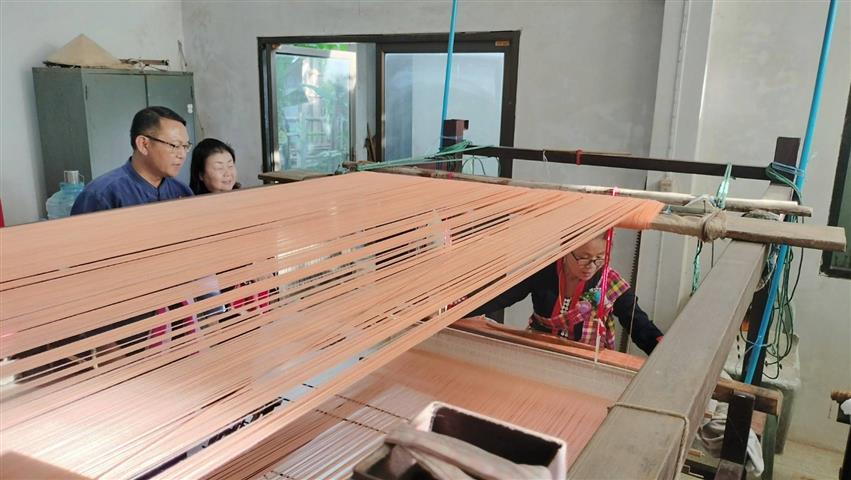นครพนม รองพ่อเมืองนำทีมเยี่ยมชมและติดตามการพัฒนาภูมิปัญญาผ้าไทยของกลุ่มนาหว้าโมเดล และการทอผ้าส่งสมัครประกวดผ้าลายพระราชทาน “ผ้าลายดอกรักราชกัญญา”
