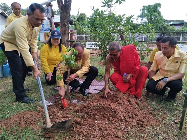 จังหวัดนครพนม พร้อมใจกันจัดกิจกรรมเฉลิมพระเกียรติพระบาทสมเด็จพระปรเมนทรรามาธิบดีศรีสินทร มหาวชิราลงกรณ พระวชิรเกล้าเจ้าอยู่หัว เนื่องในโอกาสวันเฉลิมพระชนมพรรษา 28 กรกฎาคม 2566  “จิตอาสาพัฒนาชุมชน เอามื้อสามัคคี ทำความดีถวายในหลวง”