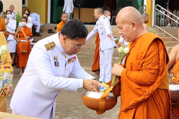 พช.นครพนม ร่วมทำบุญตักบาตรและปล่อยพันธุ์สัตว์น้ำถวายพระราชกุศลเป็นพระบาทสมเด็จพระเจ้าอยู่หัว เนื่องในโอกาสวันเฉลิมพระชนมพรรษา 28 กรกฎาคม 2566